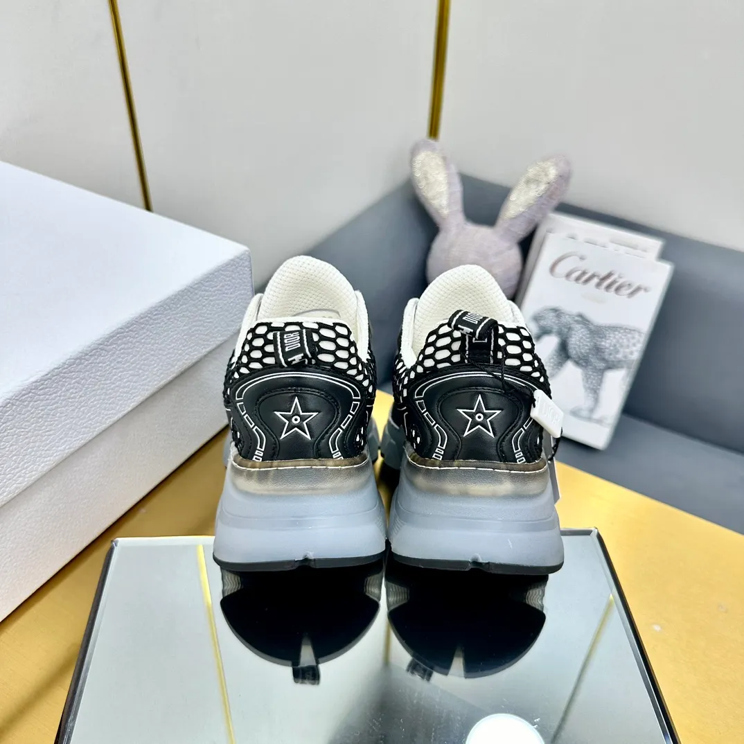 👟👟Ex-factory price 700👟👟 Top version 🌟🌟Dior 2024 spring and summer catwalk new style Vibe iconic fashion modern sports dad shoes CD letter logo Oblique printed pattern lace-up color-blocking thick-soled running shoes Stars' same jelly color casual women's shoes The top high-end version on the market Material: The upper is made of special technology with mesh fabric spliced with metal cowhide + environmentally friendly breathable fabric lining + original molded Tpu combination outsole. Bottom thickness: 4CM Size: 35-40 standard code (34.41 customization is not returnable)